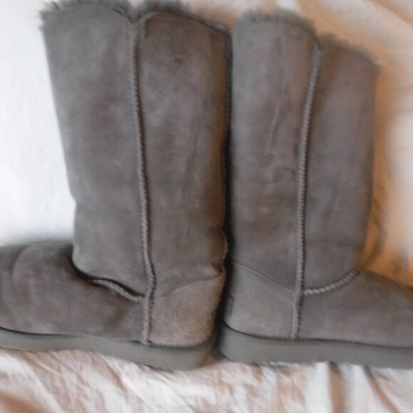 Ugg Boots Gray Womens Size 7 Black Side Buttons pre Owned - Picture 8 of 9